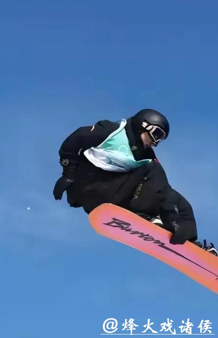 苏翊鸣这四年经历起伏跌宕，2022年夺冠后状态依旧稳定，2023年低调求学兼夺冠，2024年伤病困扰难敌挑战，2025年涅槃重生迎来突破和荣耀