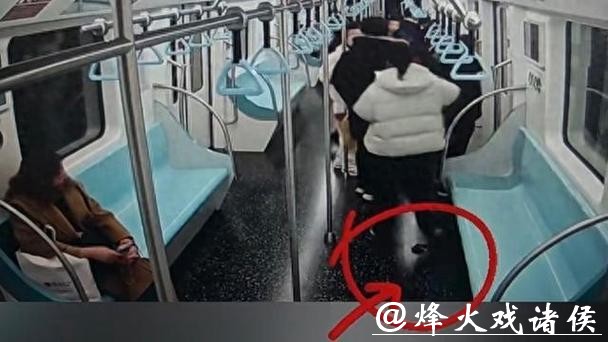 81.5克金项链,掉在地铁车厢!上海轨交民警连夜找回 81.5克金项链,掉在地铁车厢!上海轨交民警连夜找回