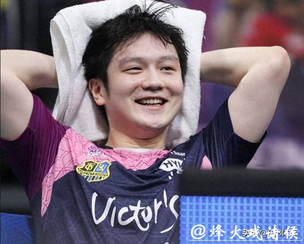 莫雷加德扮演樊振东,逗笑小胖!乒乓球欧冠赛事,队内气氛其乐融融 莫雷加德扮演樊振东,逗笑小胖!乒乓球欧冠赛事,队内气氛其乐融融