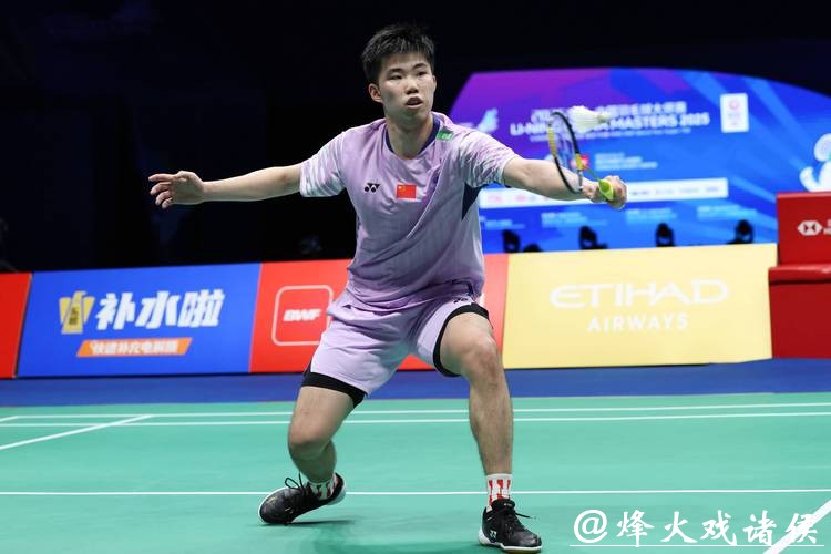 翁泓阳2-0朱轩辰 夺得全运会羽毛球男单金牌 翁泓阳2-0朱轩辰 夺得全运会羽毛球男单金牌